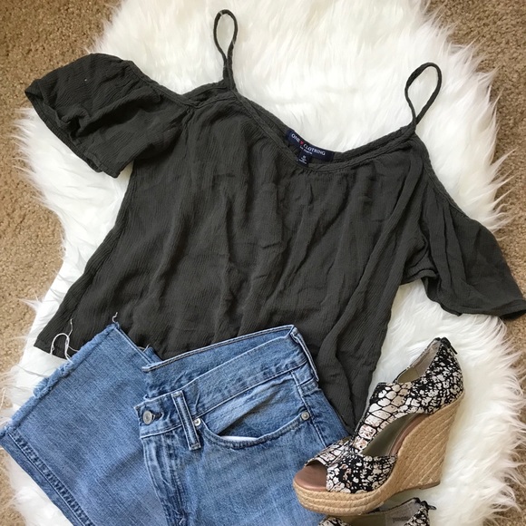 Off the Shoulder Crop Top - Picture 1 of 8